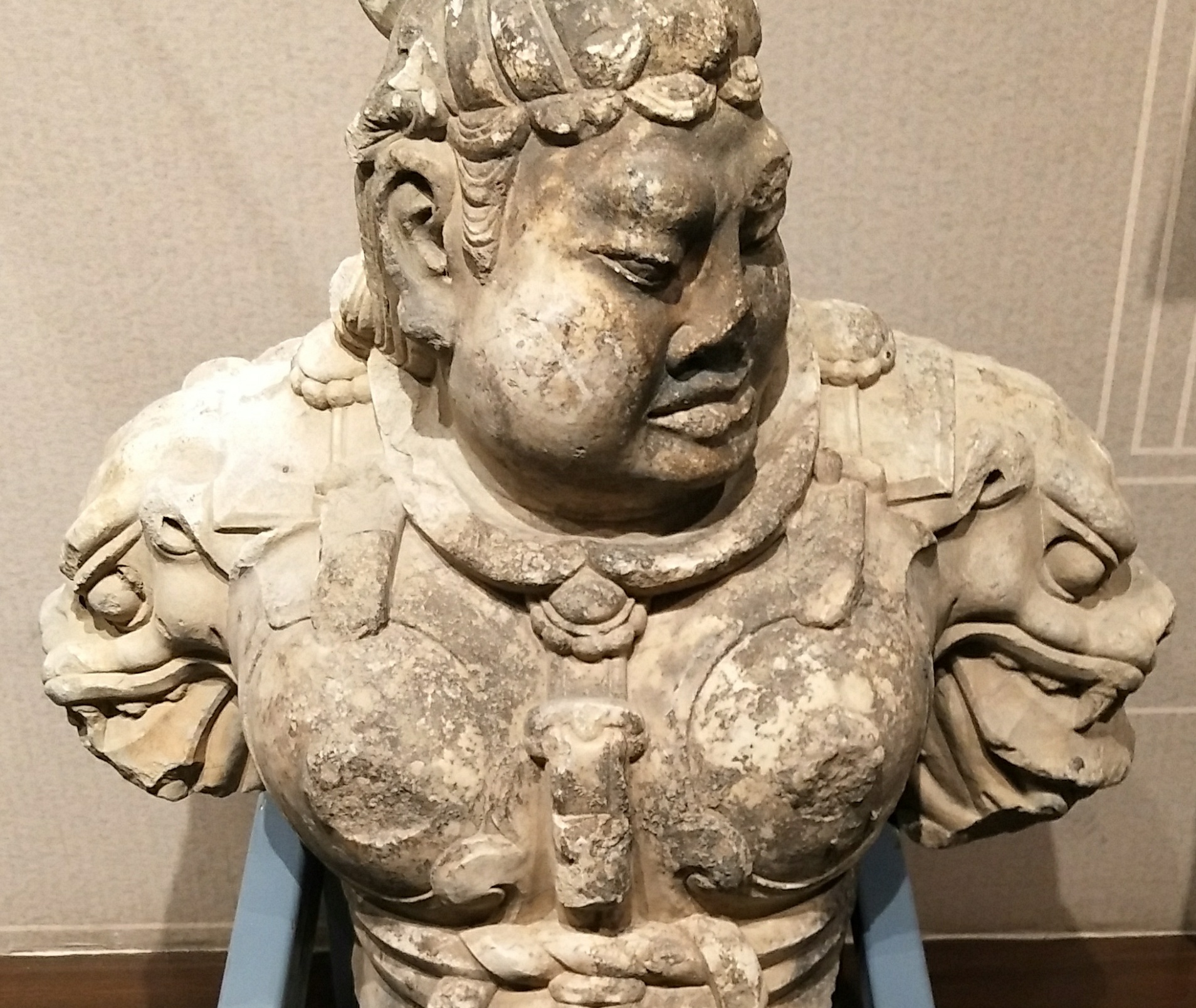 参观易县博物馆,最后一件文物酷似《长安十二时辰》中崔器盔甲.