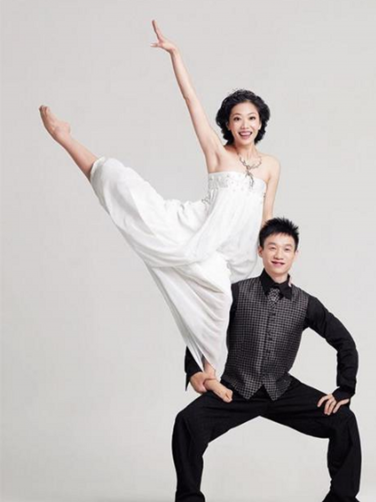 2012年10月7日,八一队的中锋莫科与游泳名将周雅菲在长春举行婚礼,在