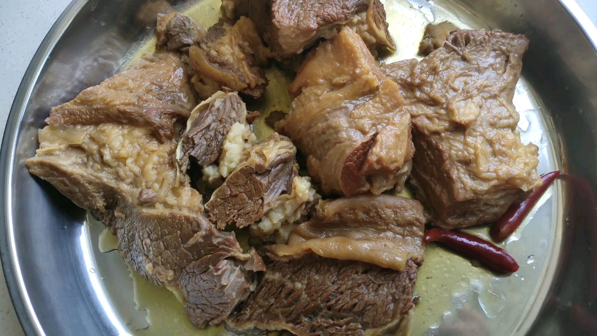 五香卤牛肉 只需简单几步 搭配常见配料 做好吃的家常美味