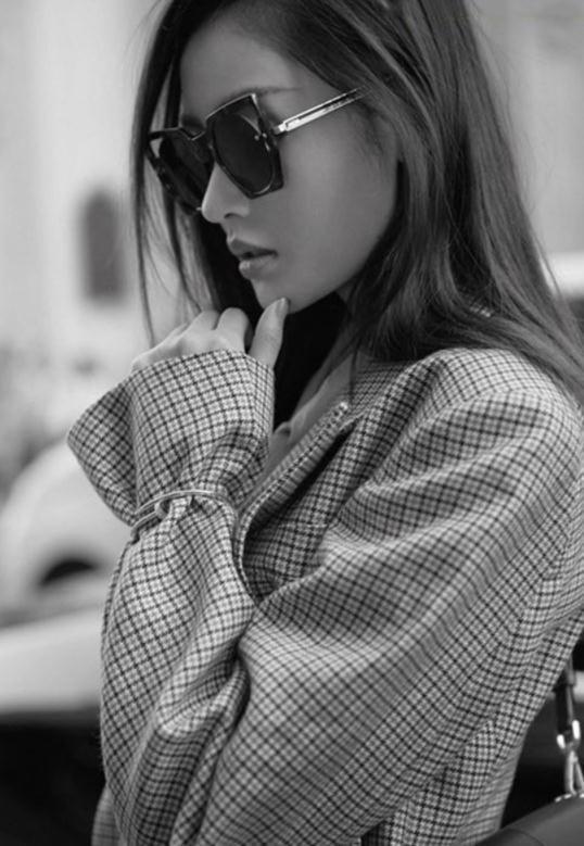 格子西服外套佩戴墨镜更是帅气十足,灰绿色头发尽显时髦灵动的气质
