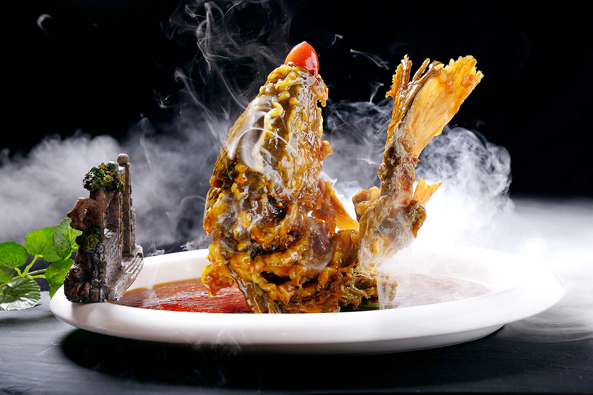 糖醋鲤鱼:鲁菜的代表菜品之一  ,色泽金黄,外焦内嫩,酸甜可口,香鲜味