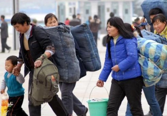 每年春运时,很多的农民工都背着大包小包赶火车,为什么不邮寄呢