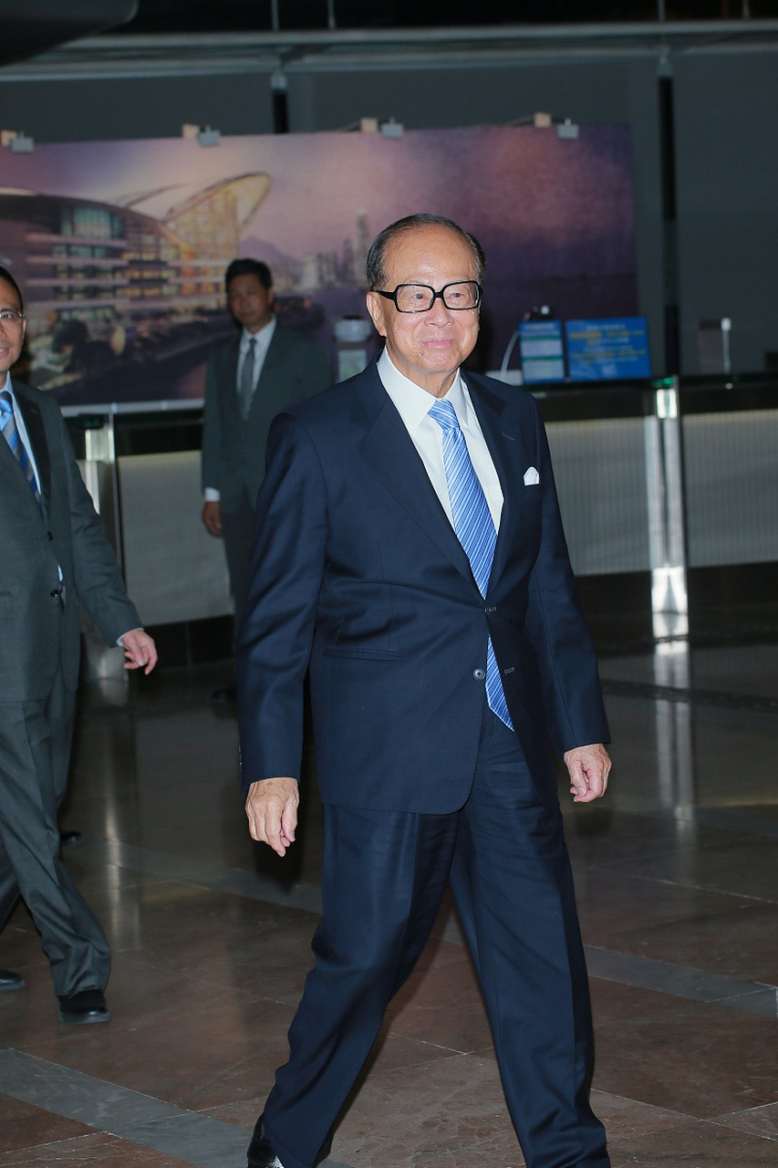 大家发现位列赌王治丧委员会名单的李嘉诚并没有前来吊唁,他的两个