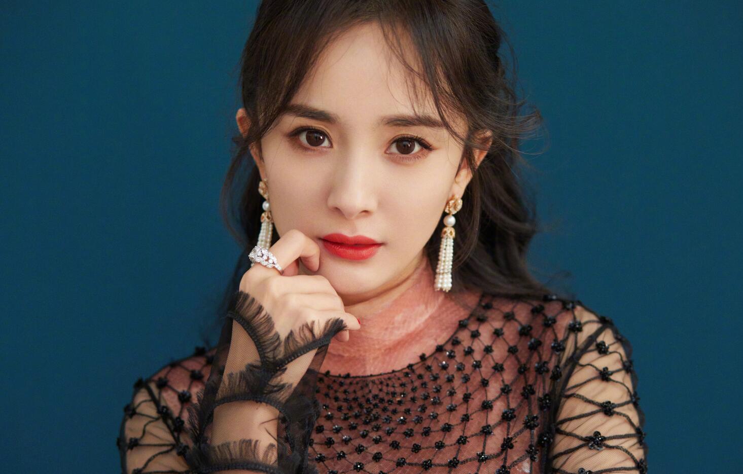 杨幂身穿高定透视裙,正面宛如美人鱼,但是一转身却让人尴尬不已