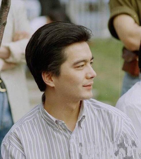 他被称为小鲜肉鼻祖,经历过四次婚姻,妻子全都美若天仙