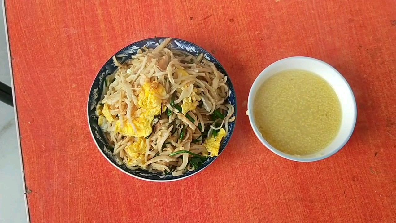 韭菜鸡蛋炒饼丝,做法简单好吃,老公一口气吃几盘