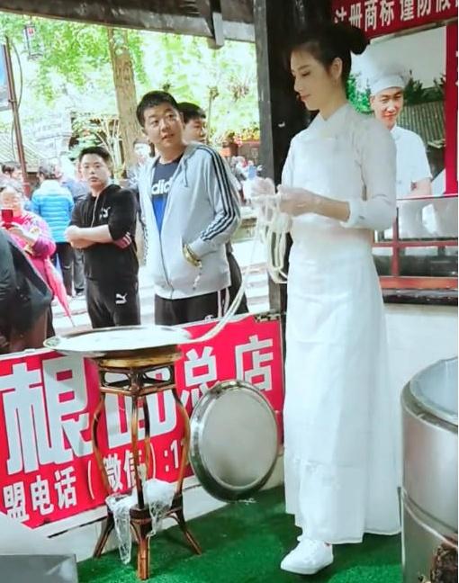 "一根面西施"走红网络,旁边男子眼神亮了,网友:姑娘好美!