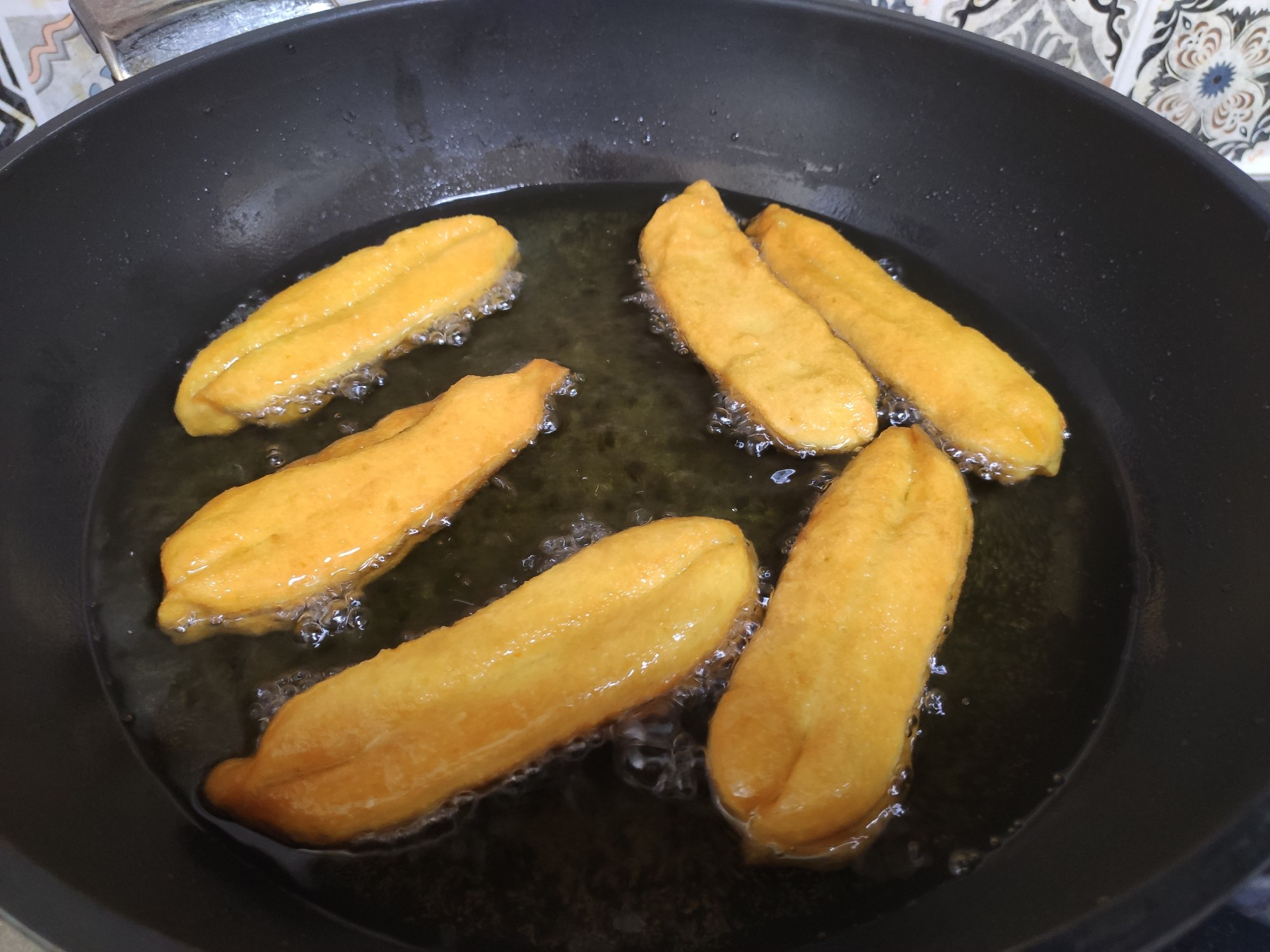 油条又有新做法,加了蔬菜更营养,金黄诱人外酥里嫩,全家抢着吃