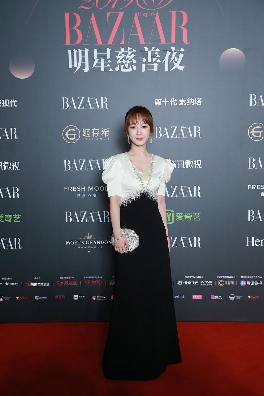 2023年芭莎慈善夜,杨紫展现了她的两套不同时尚造型.