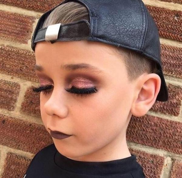 这位小男孩用自己的超能化妆术,成为美妆界的新晋网红
