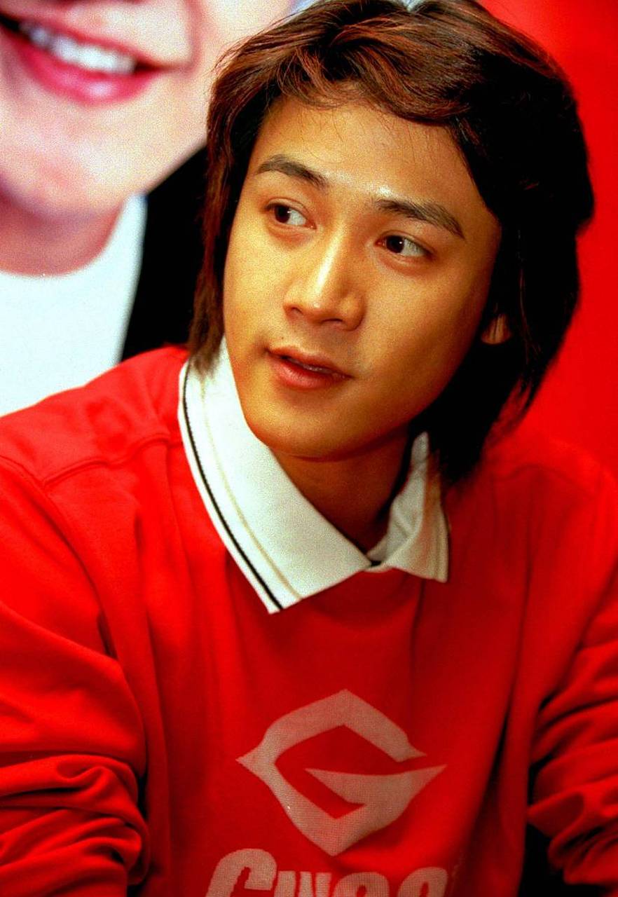 一家人颜值都好高啊,陆毅一代男神,小时候看他主演的电视剧《壮志雄心