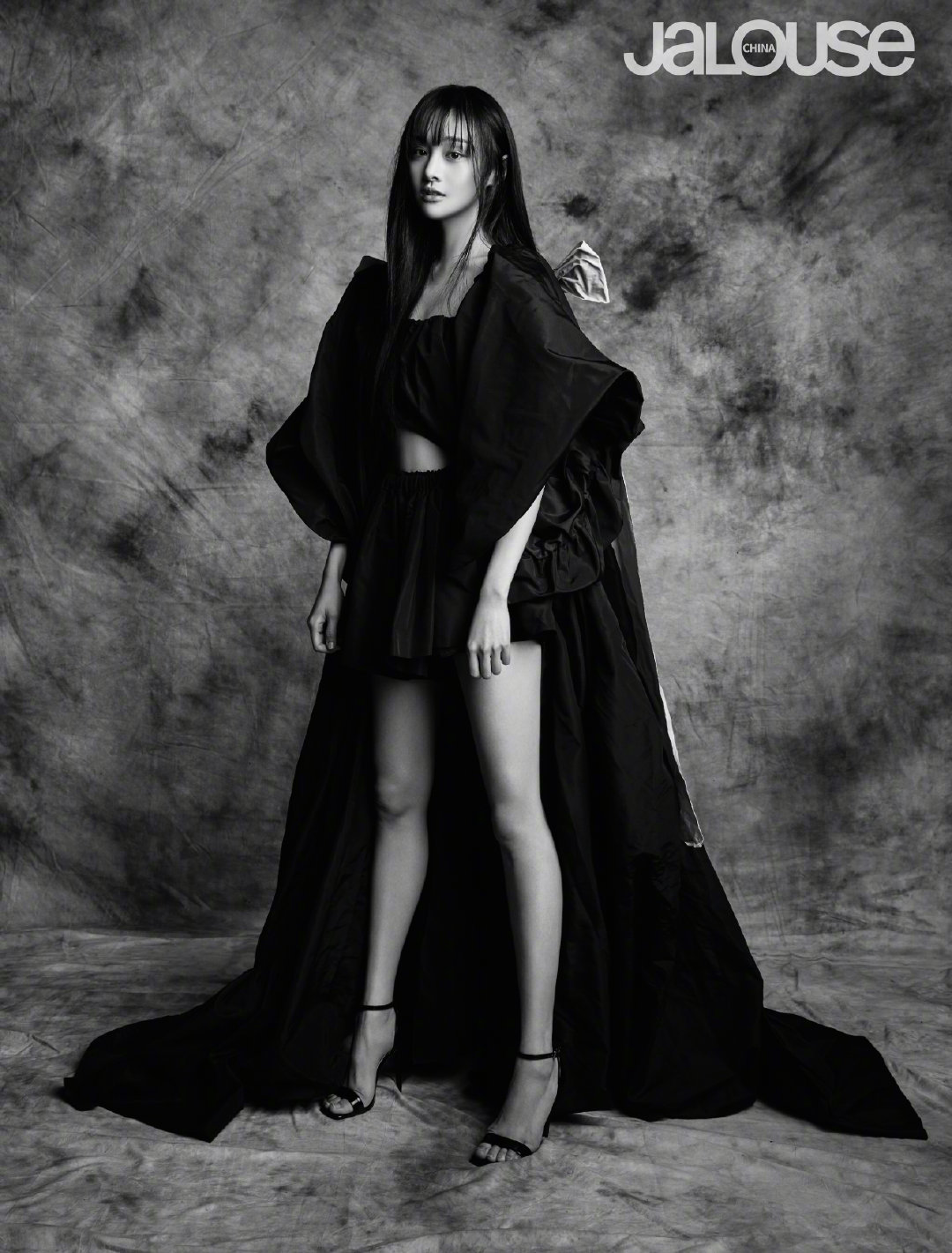 郑爽杂志造型上线,红唇搭配露腰装,妆容比身材更吸睛!