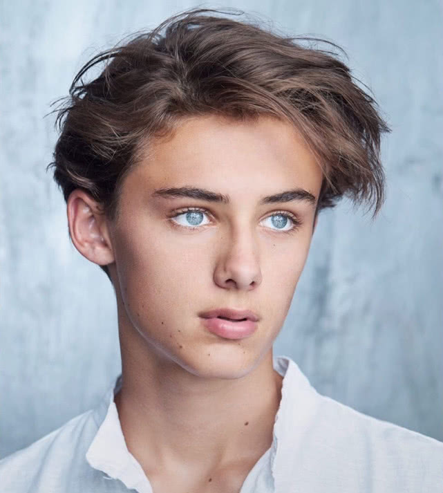 13岁成世界上最美丽男孩,16岁颜值更惊人,灰蓝色眼睛让人着迷