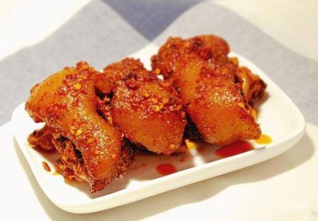 脆皮猪手,色泽红亮,皮脆酥香,肉嫩香滑,口感微辣,肥而不腻!