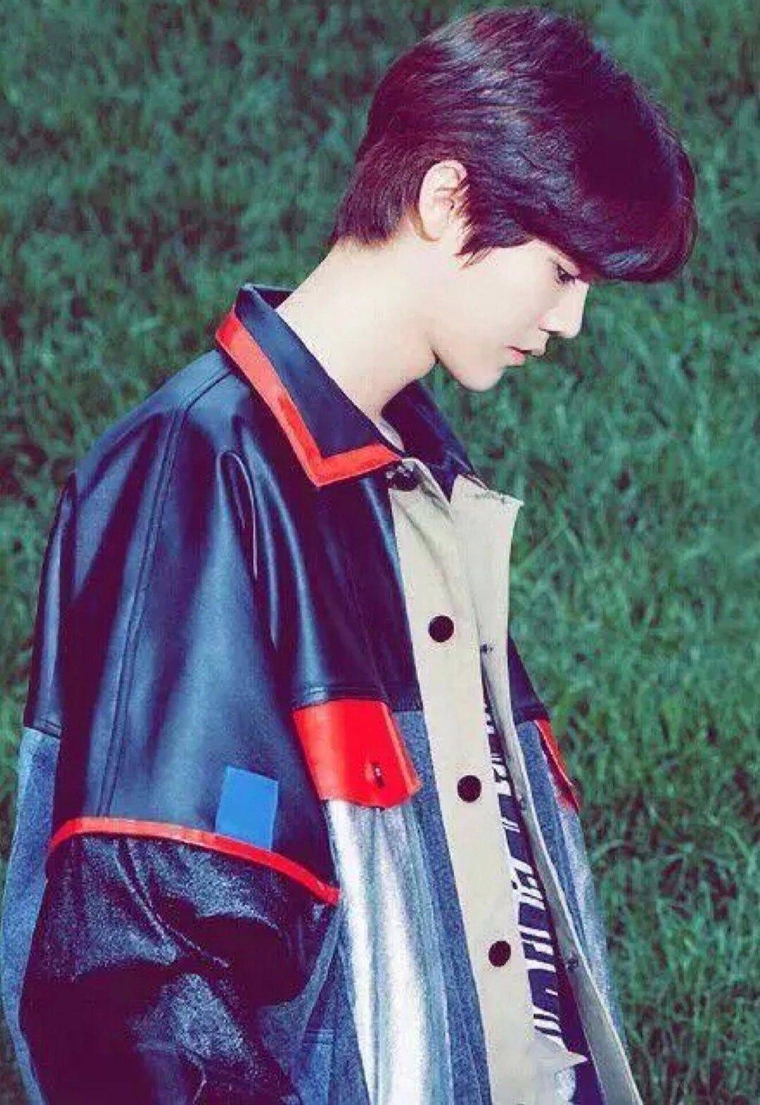 鹿晗白色背心配工装裤,尽显阳刚魅力,任言恺穿灰色大衣帅气时尚