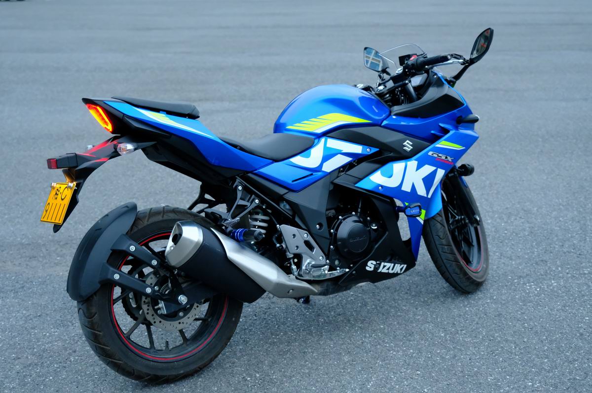 咱同事压根没考虑雅马哈飞致250,直接订车提豪爵铃木gsx250r
