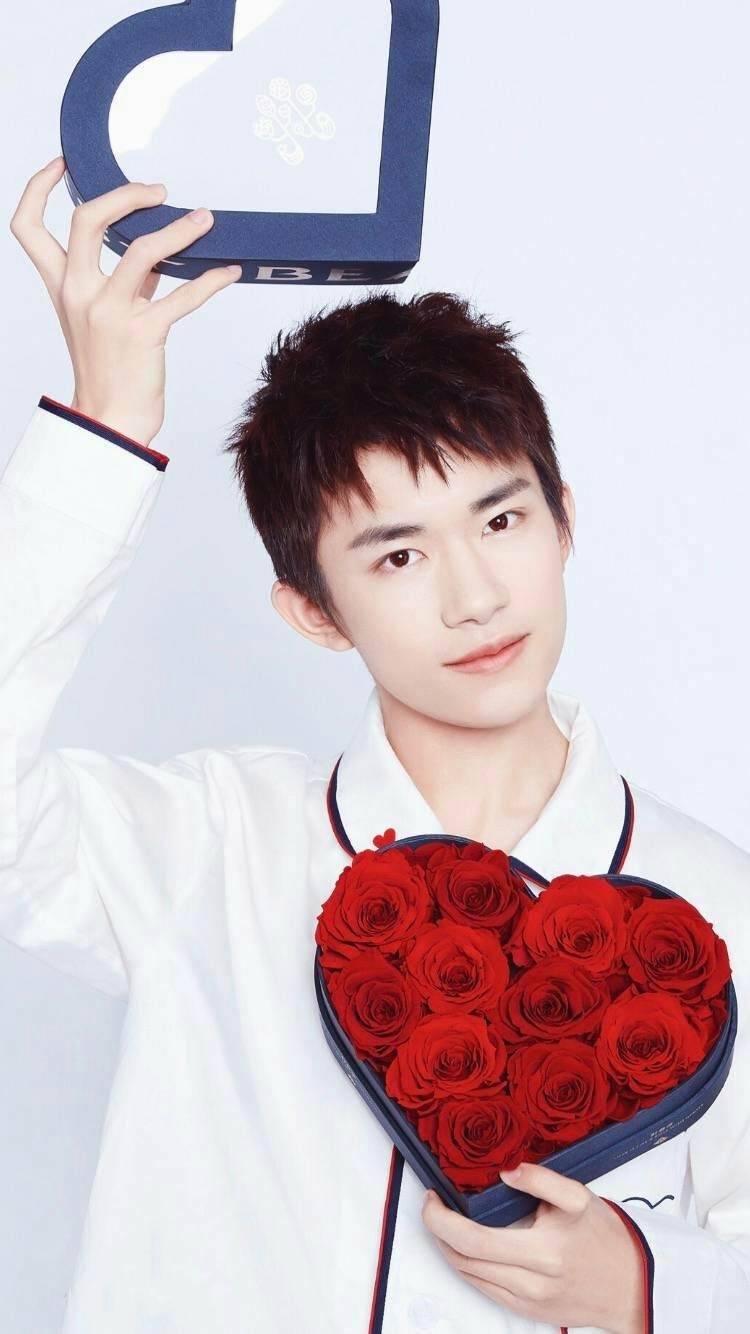 易烊千玺穿睡衣捧着玫瑰花拍照,清秀可爱!