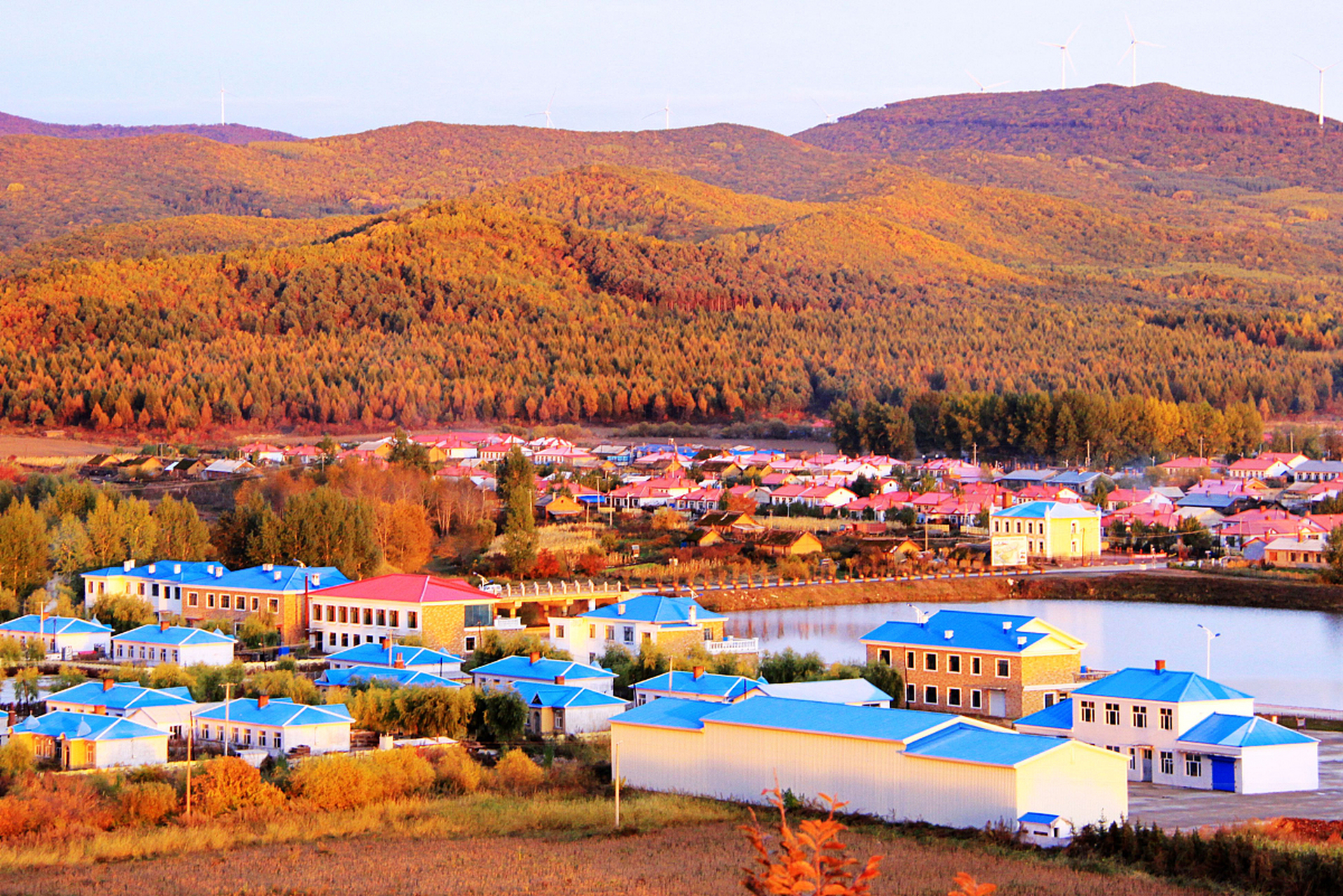 内蒙古柴河月亮小镇位于扎兰屯市区西南175公里处,由蒙,汉,鄂伦春