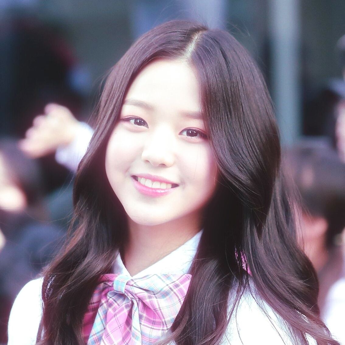 14岁张元英腿长逆天,低跟鞋配小黑裙,还是那么美!