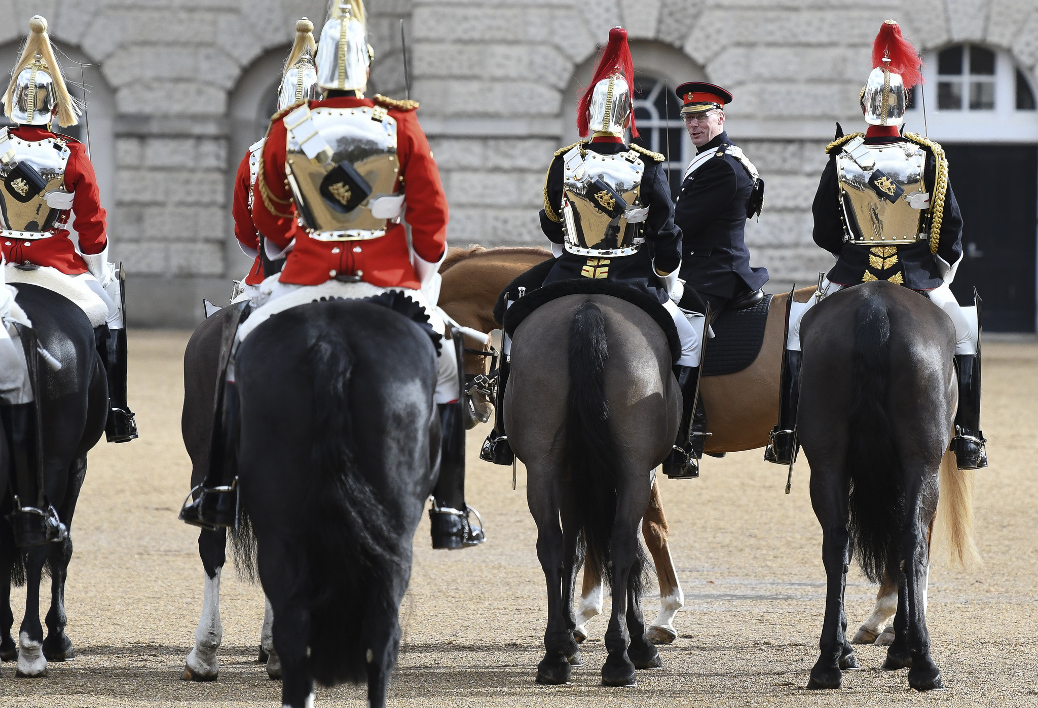 英国士兵盛装出行 接受皇家阅兵式彩排