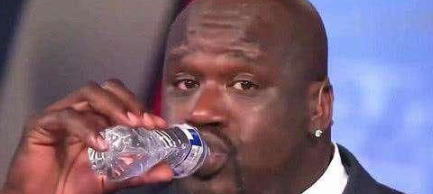 看nba巨人喝水!奥尼尔姚明像是在喝口服液,伊巴卡直接提桶喝