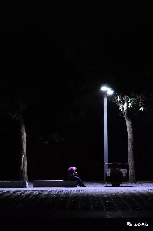 孤灯夜下一个人图片图片