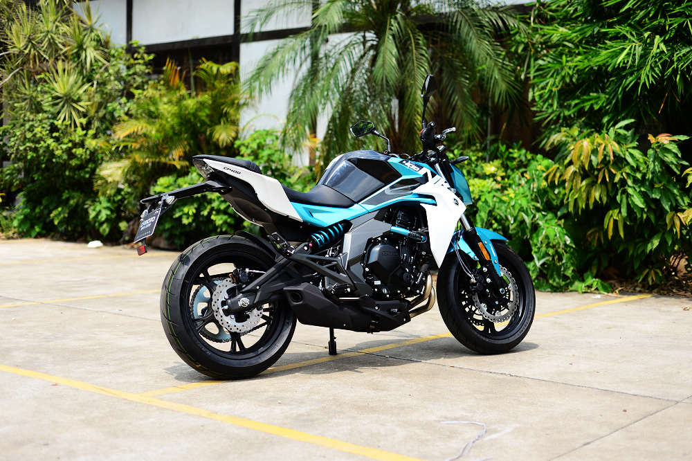 春风nk400有着跟大哥nk650几乎一模一样的外观,倒三角式的家族车头