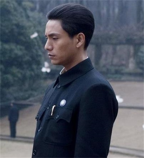 穿中山装的男星:郑伊健儒雅,张艺兴时尚,李连杰威严,他最尴尬