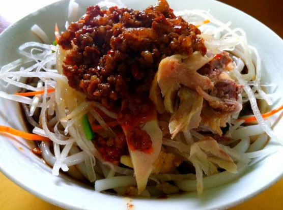 喜洲粑粑,这是一款白族特色烤饼,馅料可放火腿,肉或