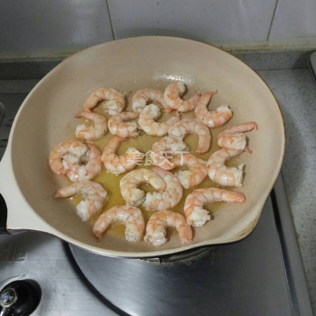 第8步,平底锅烧热加点油,小火开始煎虾仁两面都煎变色就可以了.