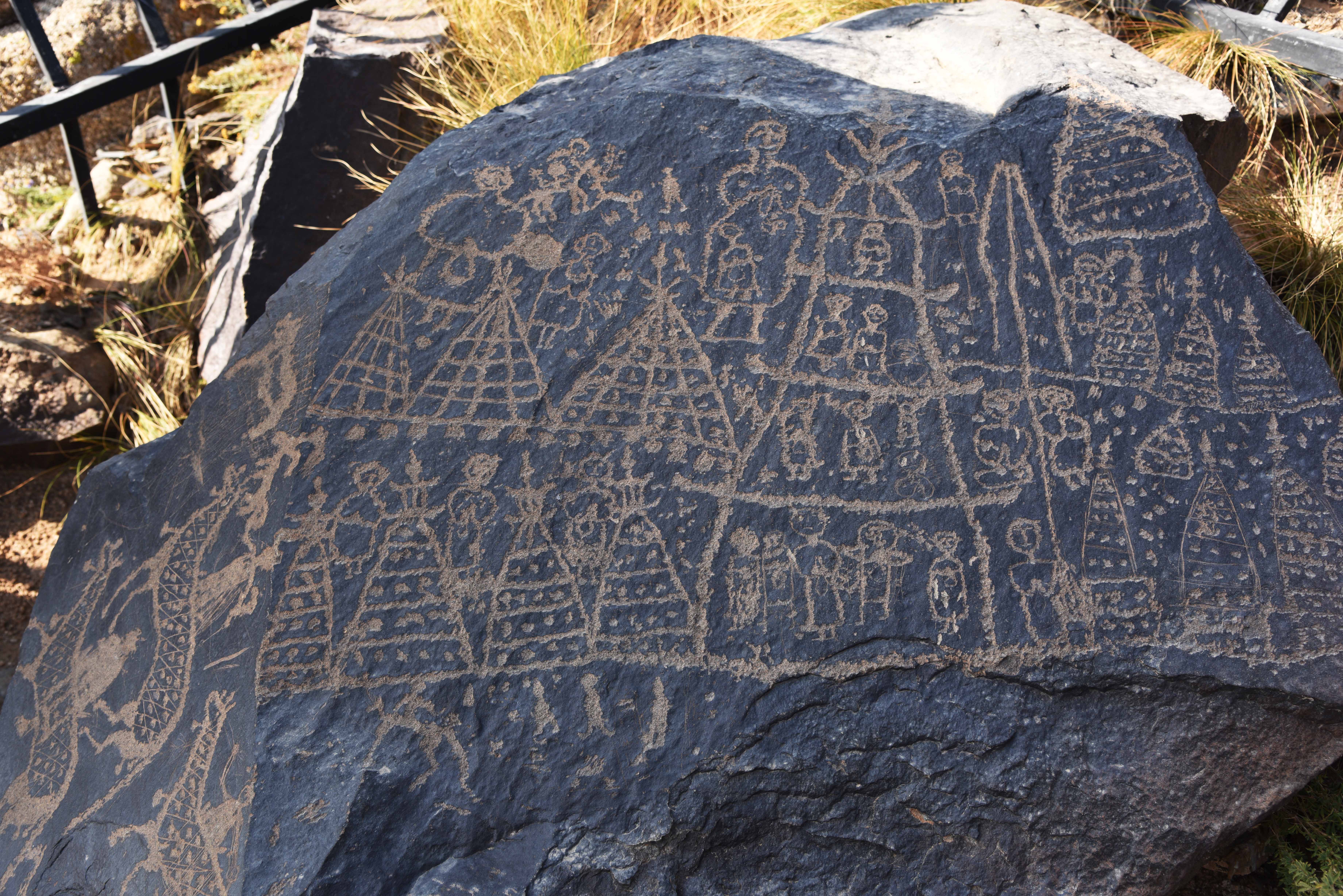 曼德拉山:岩画和怪石编织的秘境