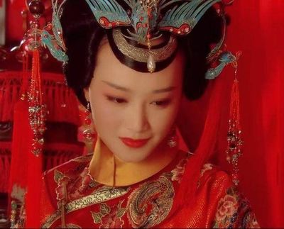 甄嬛传三人大婚:浣碧满头珠翠,孟静娴高贵大气,而她像个唱戏的