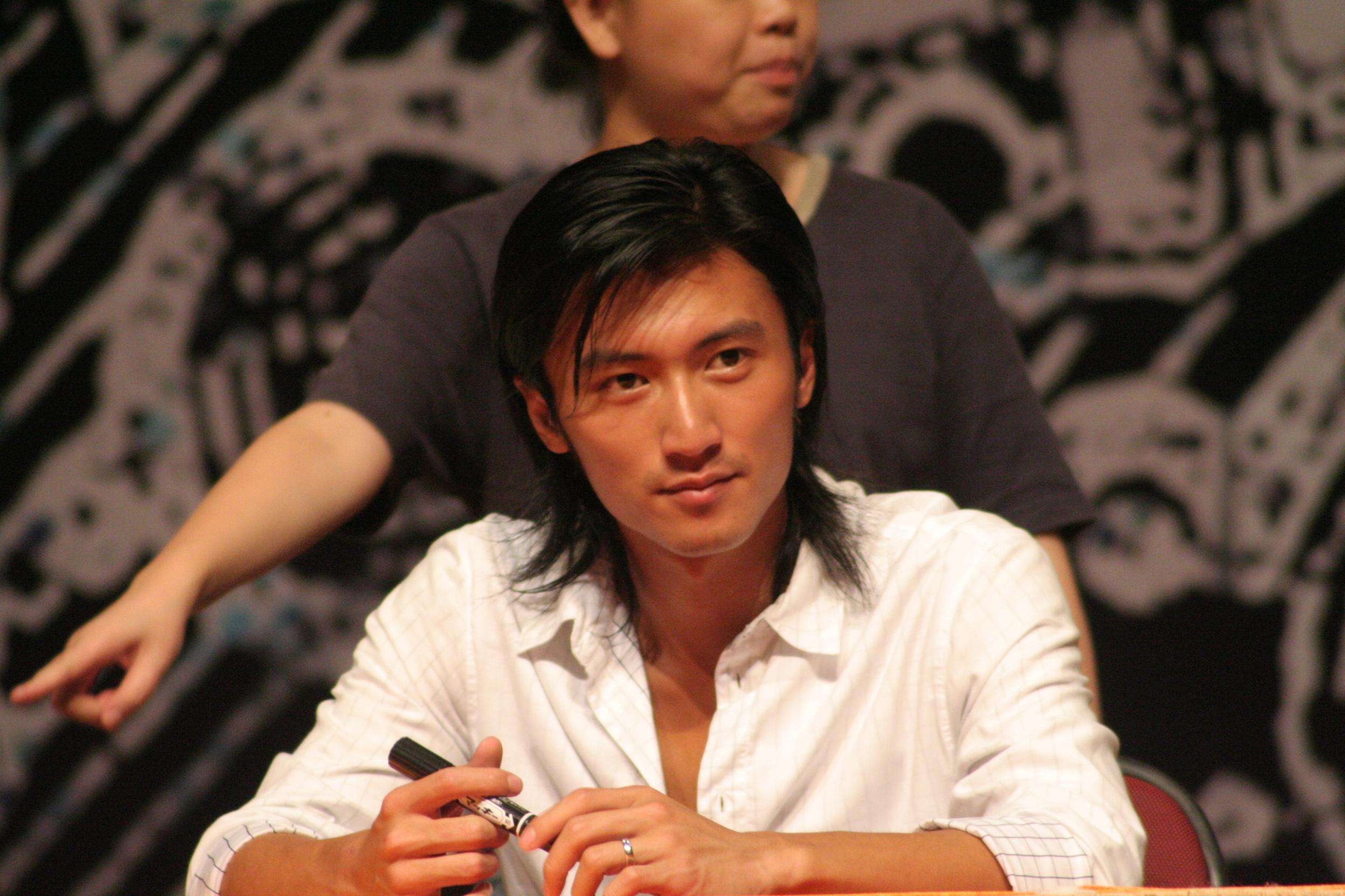 谢霆锋的《十二道锋味》第四季开播,与好友潘玮柏买海鲜做菜!