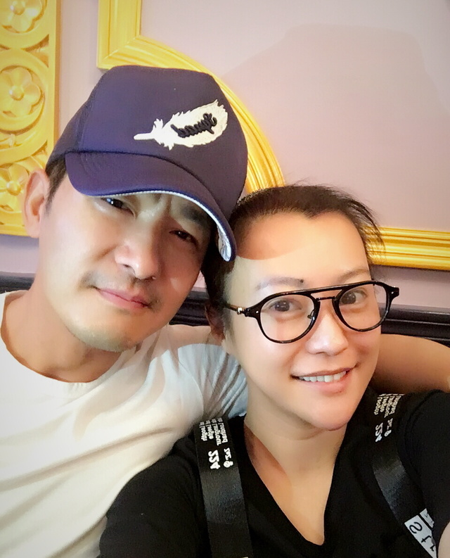 38岁郝蕾近照,二婚嫁给公务员老公,4岁双胞胎儿子很可爱