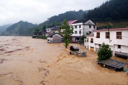 江西靖安"驴友"遇山洪被困事件!暴雨引来山洪,该怎么办?