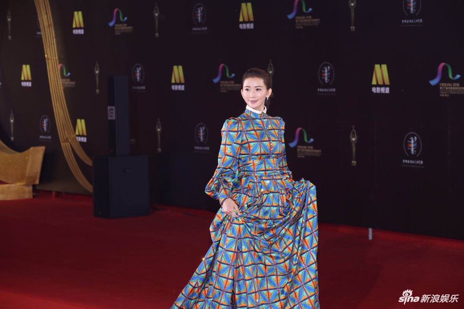 林志玲复古格纹长裙亮相红毯,梳高马尾优雅干练