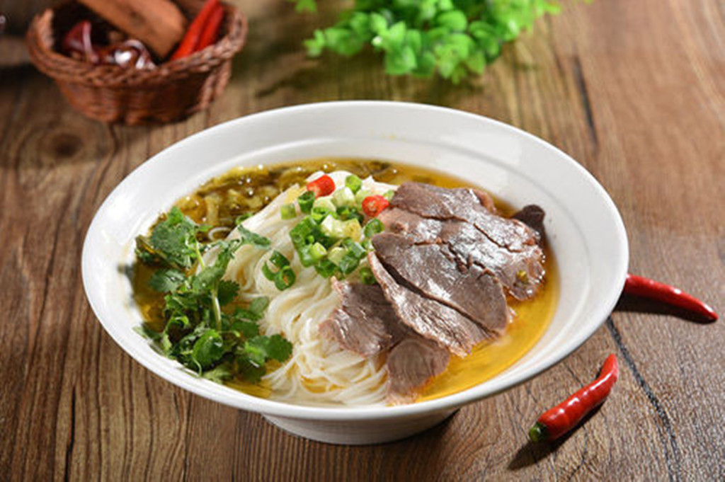 最重要的是桂林的米粉是最有营养的一种,他是用排骨汤熬制而成的,其中