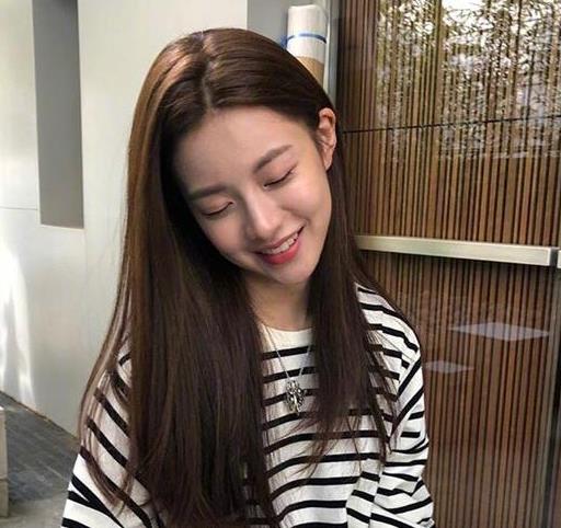 尖下巴大眼睛高鼻梁不流行了?最近韩国女生都拿她的照片去整容