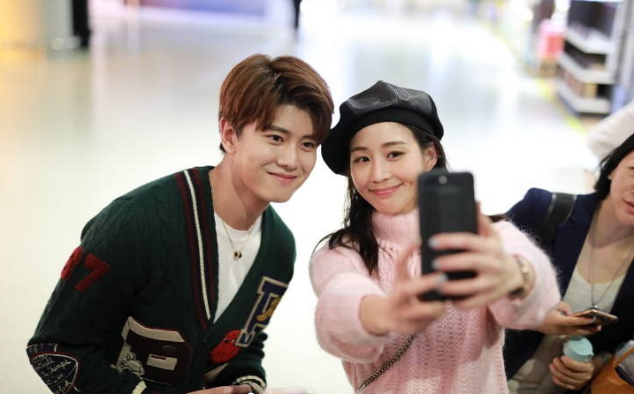 张钧甯任嘉伦偶遇,却玩起了自拍,网友:cp感好强!