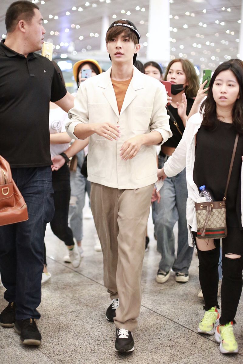 炎亚纶街拍:白色西装卡其色西裤nike阿甘鞋清澈少年