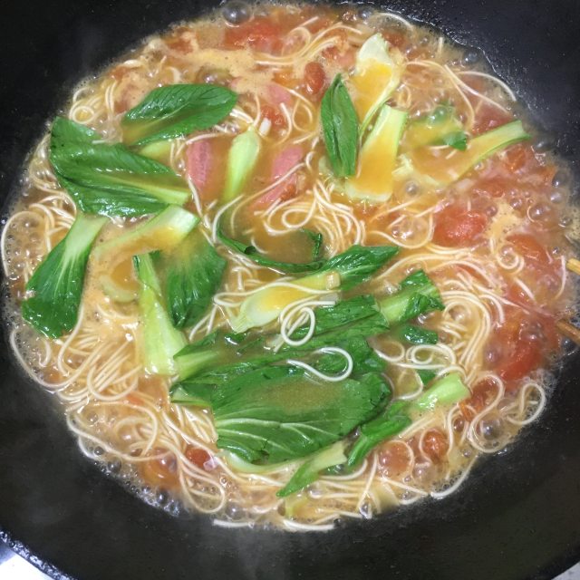 西红柿鸡蛋热汤面图片
