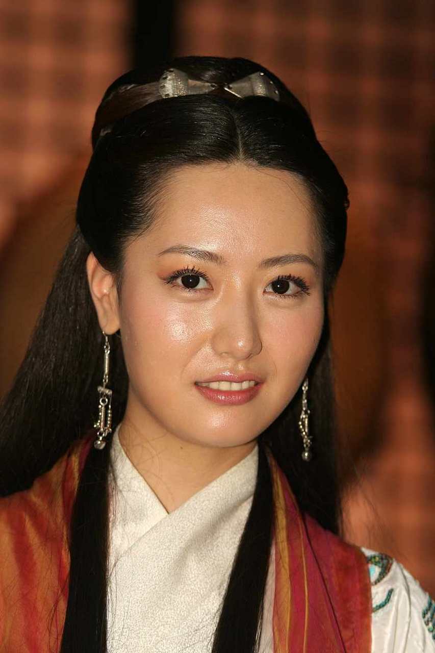 白冰——白冰眼皮略为浮肿,眼神长远绵密,让人觉得深不可测,猜不透