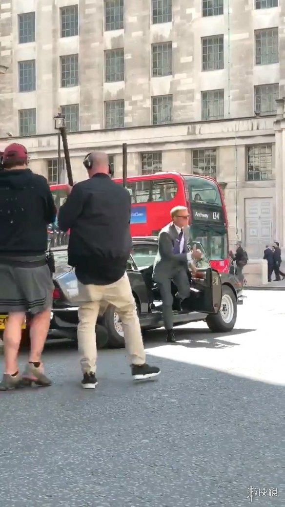 《邦德25》首曝宣传照 丹尼尔克雷格西装墨镜登场