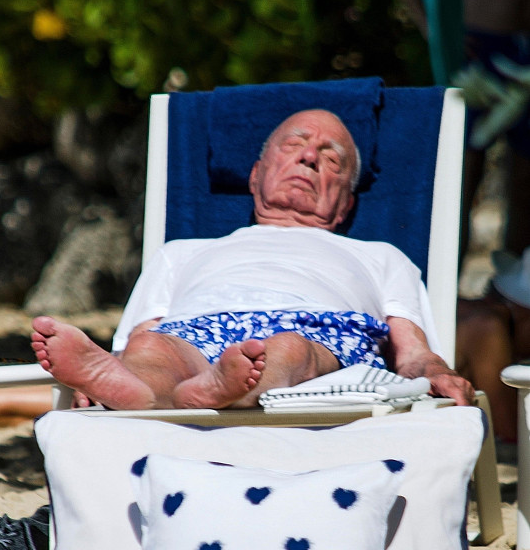 murdoch)和62岁妻子瑞莉·霍尔(jerry hall)在海边度假,默多克和妻子