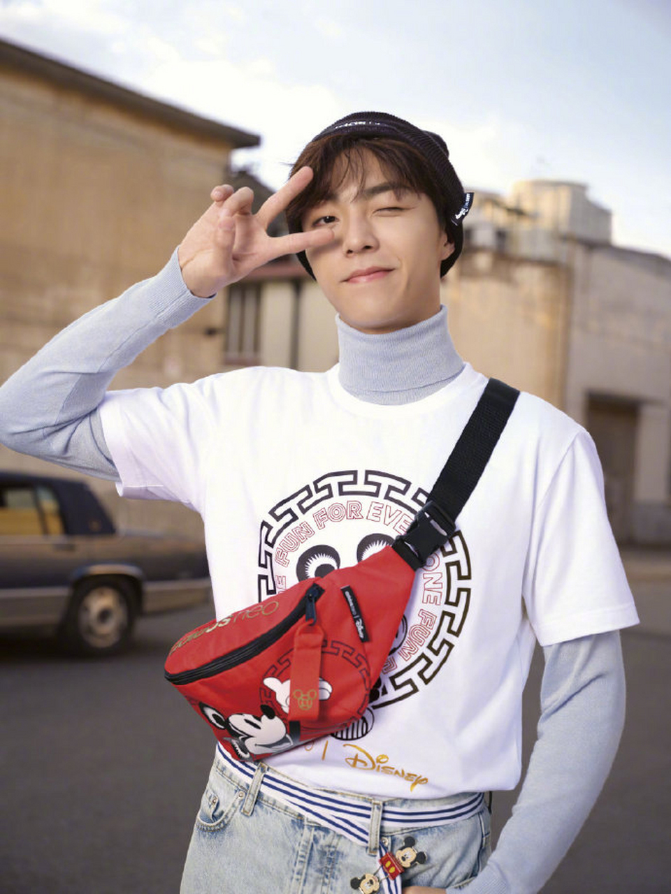 他身着米奇t恤衫,搭配新年红色夹克,时尚有型.