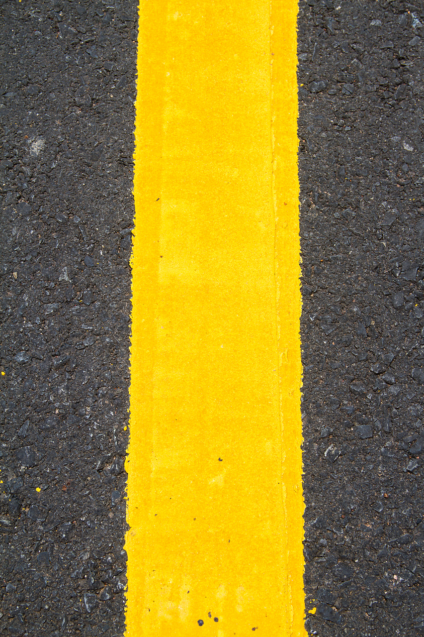 单黄实线不可跨越,更不能掉头;单黄虚线在遵守交通法规和礼让法则前提