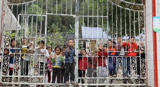 爱心大使狄晋,刘红夫妇回访安利公司为5加油公益活动