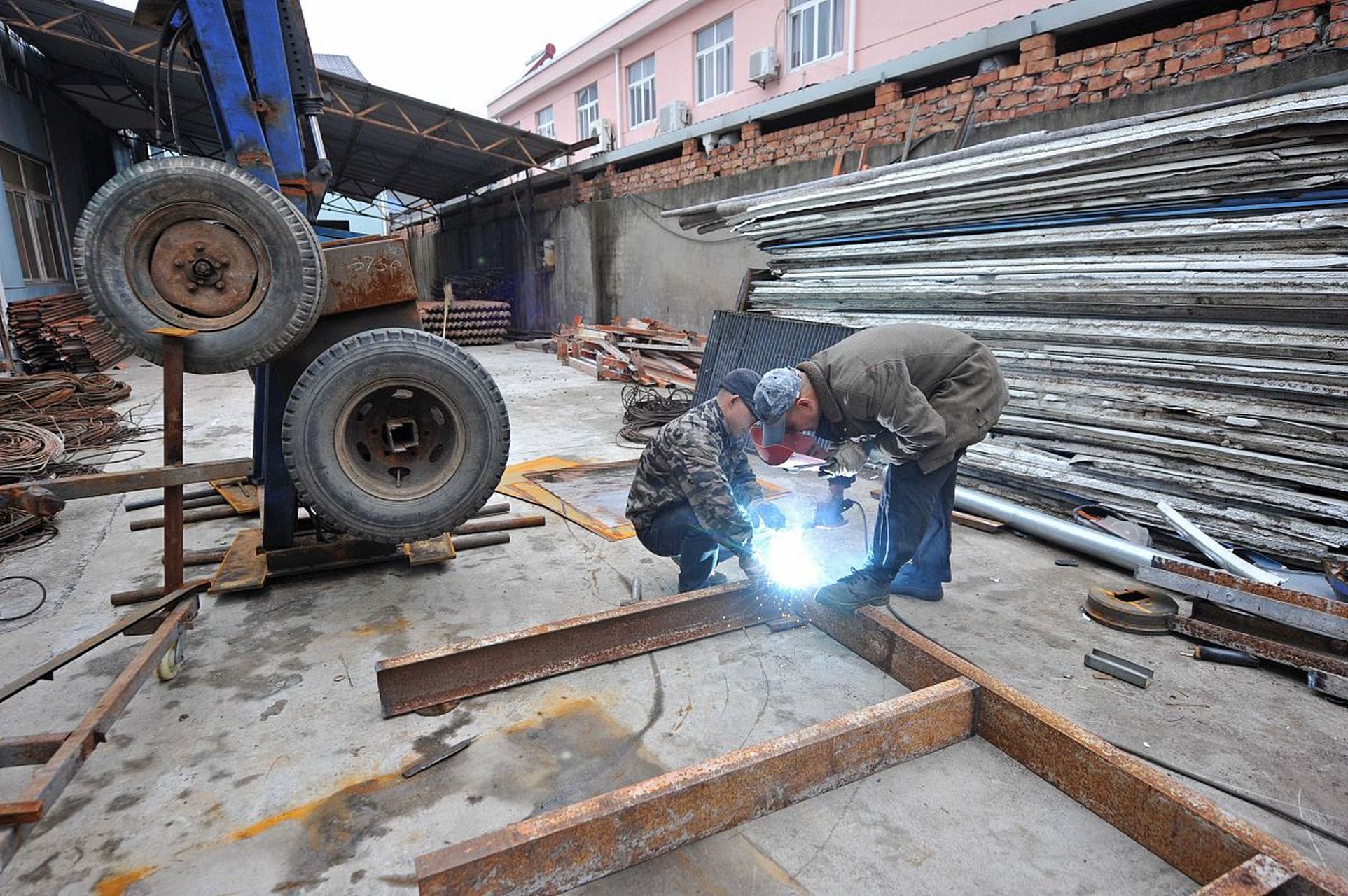 下午正在烧电焊,突然间就不敢动弹了,心脏巨疼,连呼吸都得小心翼翼的