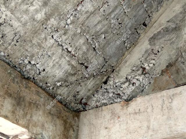 农村盖房子结果混凝土打成这样?可以换掉施工队了