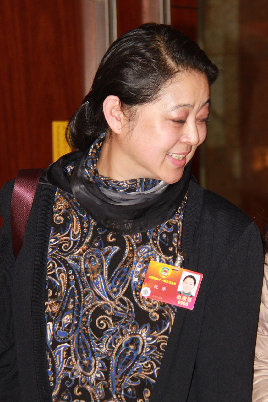 当年,倪萍第一次主持央视的春晚,春晚的第一个环节是主持人念贺电.